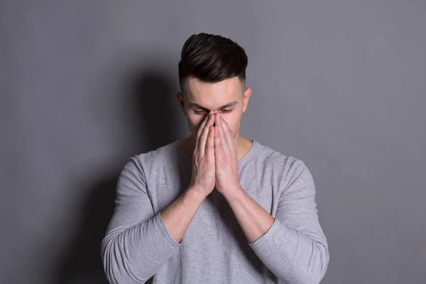 Expresión facial y emoción, Hombre esperanzado rezando —  Fotos de Stock