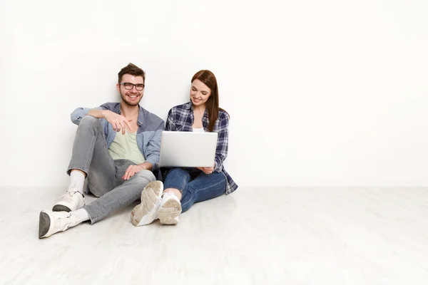 Ler par web-surfing på laptop, studio skott — Stockfoto