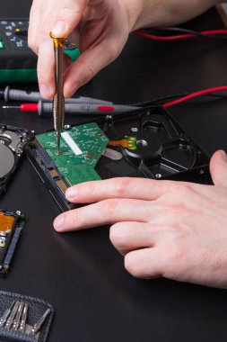 Sabit disk sürücü sökülmesi yakın çekim