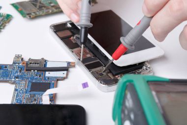 Smartphone multimetre ile tamir yakın çekim