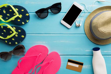 Tatil arka plan mavi Wood, smartphone üzerinde alışveriş online