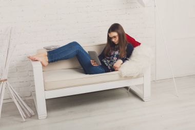 Tablet, bilgisayar bağımlılığı gözlüklü kız