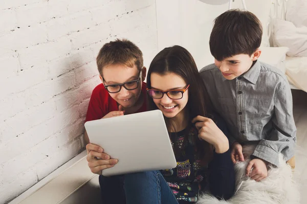 Niños en gafas con tableta, adicción a la computadora — Foto de Stock