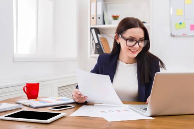 İş kadını okuma belgeyi office masaüstü