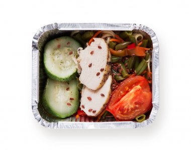 Almak uzakta kapsayıcısında beyaz izole sağlıklı öğle yemeği. Diyet kavramı. Buharda pişmiş et ve yedeklenmiş sebze salatası