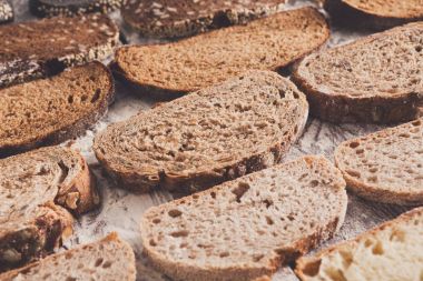 Fırın kavramı. Dilimlenmiş ekmek arka plan bol