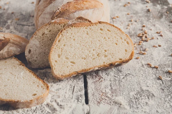 Concepto de panadería. Un montón de pan blanco en rodajas fondo — Foto de Stock