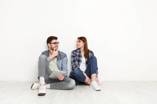 Couple discuss design project for home interior — Stock Photo, Image