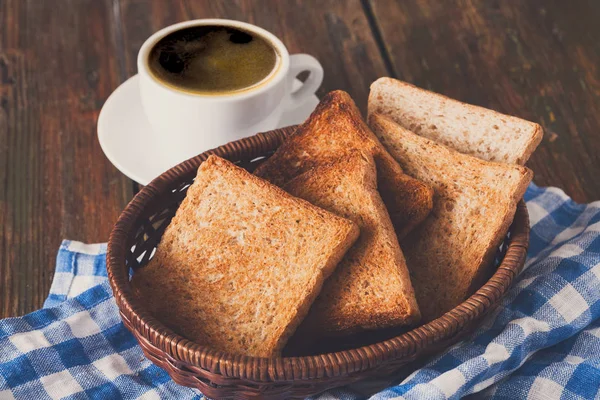 Kahvaltı arka plan, tost ve kahve rustik ahşap üzerine