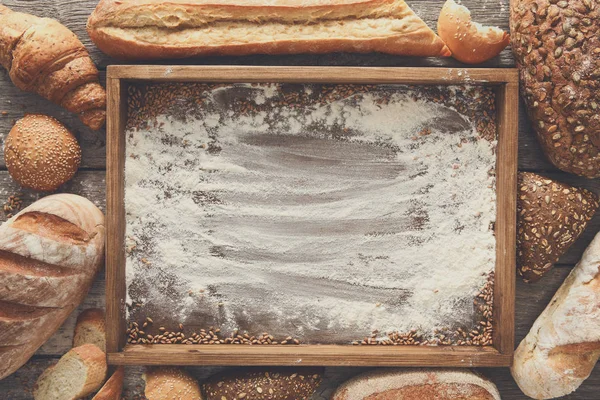 Ekmek fırın arka plan. Kahverengi ve beyaz buğday tahıl somun comp