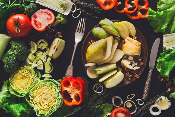 Comer alimentos vegetales saludables sobre fondo negro . — Foto de Stock