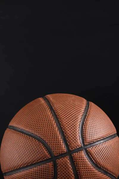 Bola basket lama pada latar belakang hitam menyalin ruang — Stok Foto
