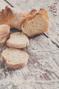 Fırın kavramı. Dilimlenmiş beyaz ekmek arka plan bol