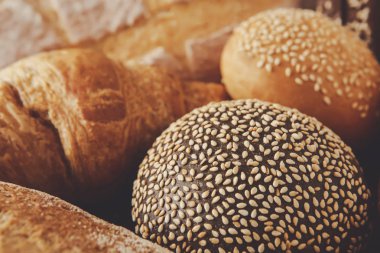 Ekmek arka plan, beyaz, siyah ve çavdar somun closeup