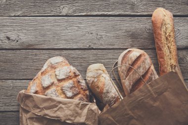 Ekmek fırın arka plan. Kahverengi ve beyaz buğday tahıl somun comp