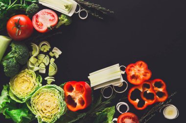 Çerçeve kopya alanı ahşap zemin üzerine taze sebze