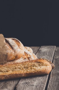 Kırsal ahşap üzerinde kopyalama alanı olan ekmek arkaplanı