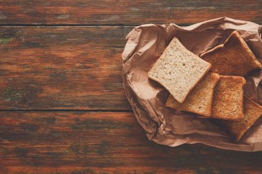 Rustik ahşap arka plan üzerinde beyaz ekmek tost