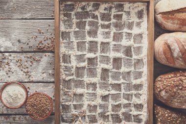 Ekmek fırın arka plan. Kahverengi ve beyaz buğday tahıl somun, che