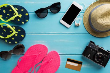 Tatil arka plan mavi Wood, smartphone üzerinde alışveriş online