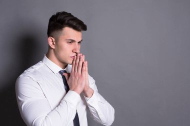 Gri studio arka plan, dalgın işadamı