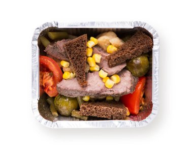 Sağlıklı öğle yemeği almak uzağa. Diyet kavramı. Buharda pişmiş et ve haşlanmış sebze salatası, izole