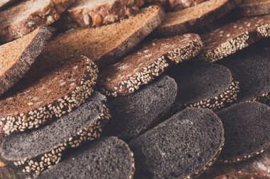 Fırın kavramı. Dilimlenmiş ekmek arka plan bol