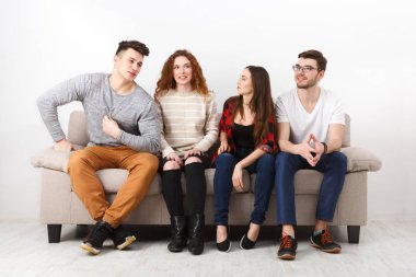 Öğrenciler sınav, kanepede kapalı oturan bekleyin