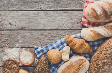 Kırsal ahşap üzerinde kopyalama alanı olan ekmek arkaplanı