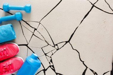 Şık spor giyim ve malzemeleri üst görüntüleme