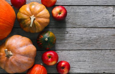 Sonbaharda hasat kabak ve elma ile arka plan kopya alanı