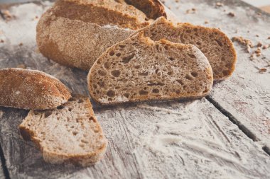Fırın kavramı. Dilimlenmiş çavdar ekmeği arka plan bol