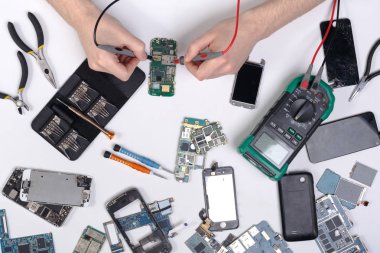 Smartphone, dissasembling telefon üstten görünüm onarma