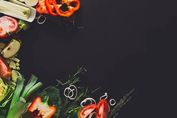 Рамка из свежих овощей на деревянном фоне с копировальным пространством — стоковое фото