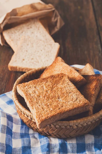 Frühstück Hintergrund, Toasts auf karierter Serviette Nahaufnahme — Stockfoto