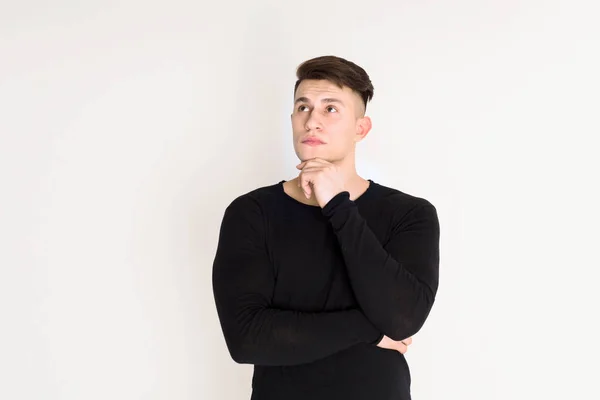 Hombre joven pensativo estudio retrato, estilo chico — Foto de Stock