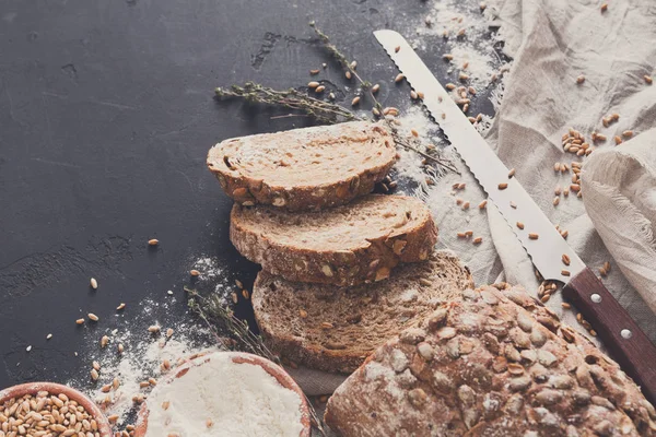 Pékség koncepció. Rengeteg szeletelt kenyér háttér — Stock Fotó