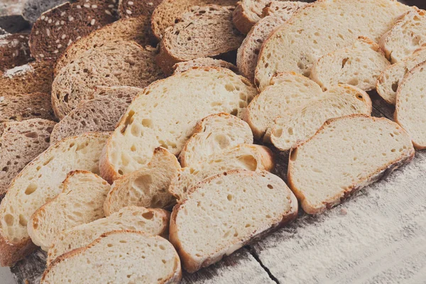 Concepto de panadería. Un montón de pan en rodajas fondo — Foto de Stock