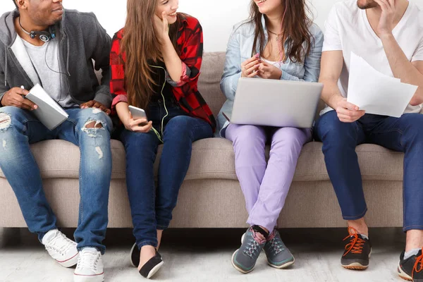 Gençlerin çeşitli gadget'lar ile müzik dinlemek