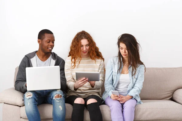 Les jeunes utilisant des gadgets, des étudiants, la technologie — Photo