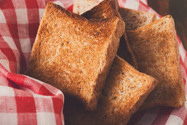 Frühstück Hintergrund, Toasts auf karierter Serviette Nahaufnahme — Stockfoto