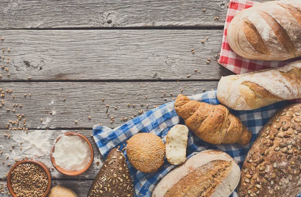 Kırsal ahşap üzerinde kopyalama alanı olan ekmek arkaplanı
