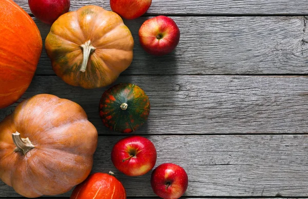Sonbaharda hasat kabak ve elma ile arka plan kopya alanı