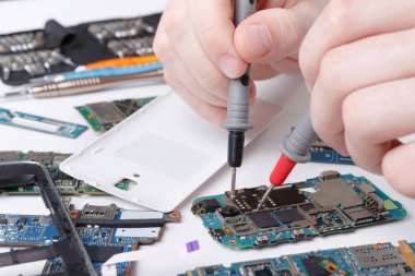 Smartphone multimetre ile tamir yakın çekim