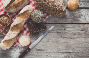 Kırsal ahşap üzerinde kopyalama alanı olan ekmek arkaplanı