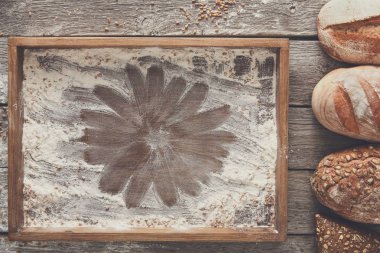 Ekmek fırın arka plan. Kahverengi ve beyaz buğday tahıl somun comp