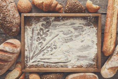 Ekmek fırın arka plan. Kahverengi ve beyaz buğday tahıl somun comp