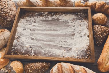 Ekmek fırın arka plan. Kahverengi ve beyaz buğday tahıl somun comp