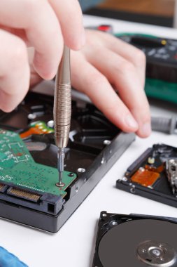 Sabit disk sürücü sökülmesi yakın çekim