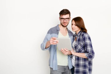 Rahat çift tablet ile çalışma, stüdyo vurdu